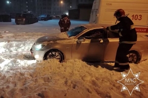 25 выездов за ночь: спасатели МЧС Минщины помогали застрявшим в снегу