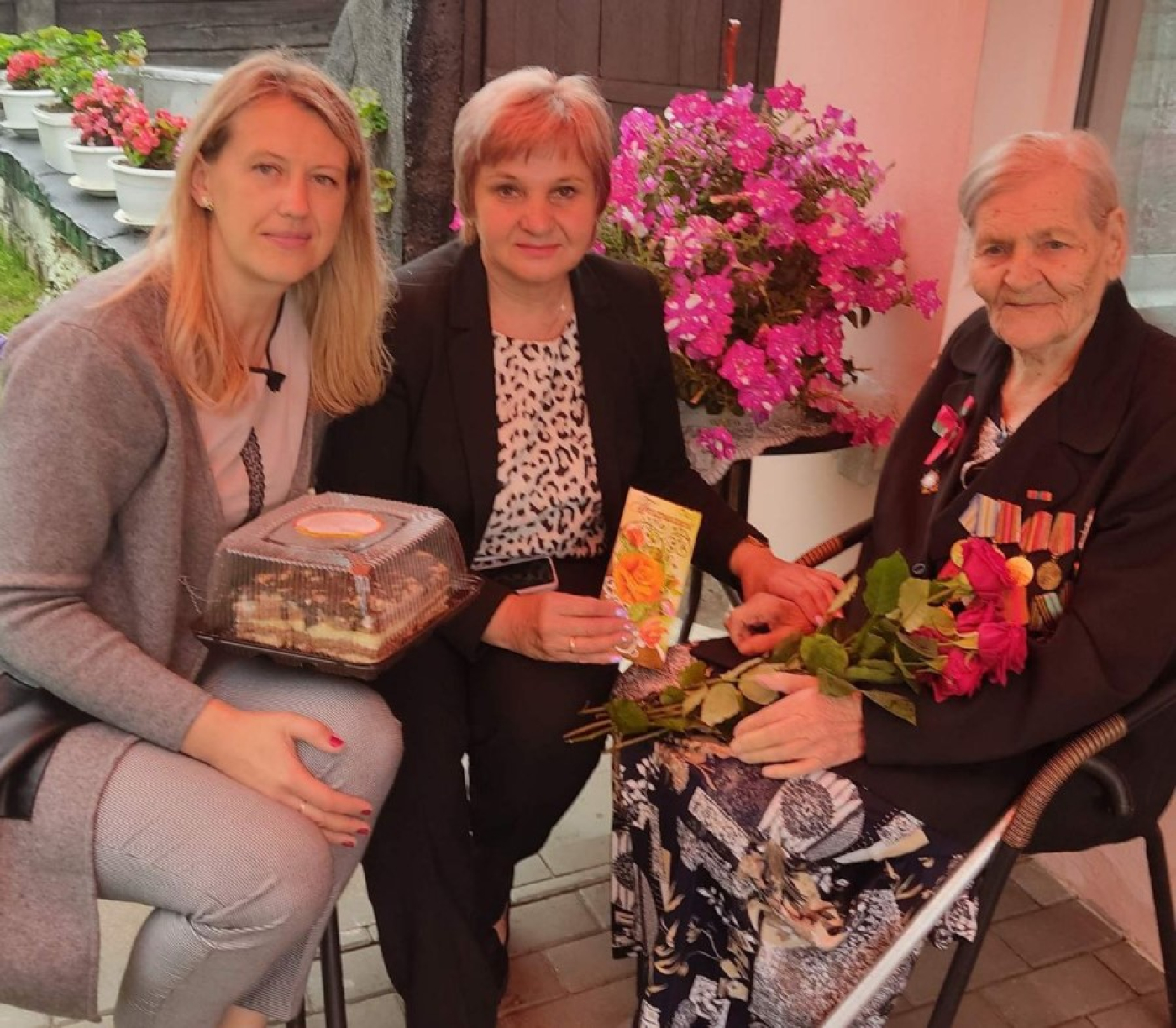 Березинцы поздравили ветерана Великой Отечественной войны Соболь Анну с наступающим Днём Независимости