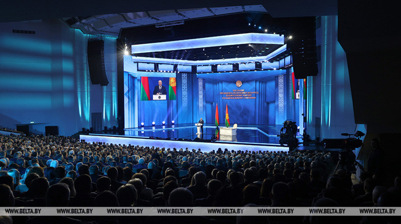 Лукашенко: на горизонте замаячила третья мировая с ядерными пожарами, путь один - переговоры