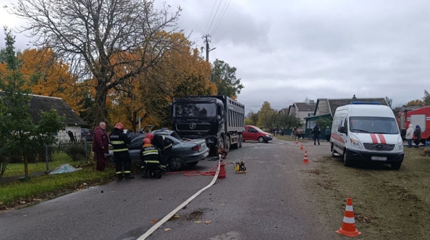 В Слонимском районе в ДТП с грузовиком погиб пассажир, водитель легковушки в реанимации