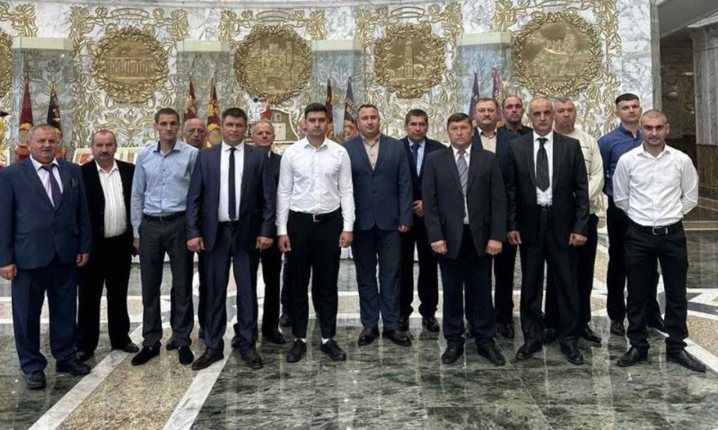 Заслуженное поощрение. Во Дворце Независимости провели экскурсию для тех, кто в лесах устраняет последствия урагана