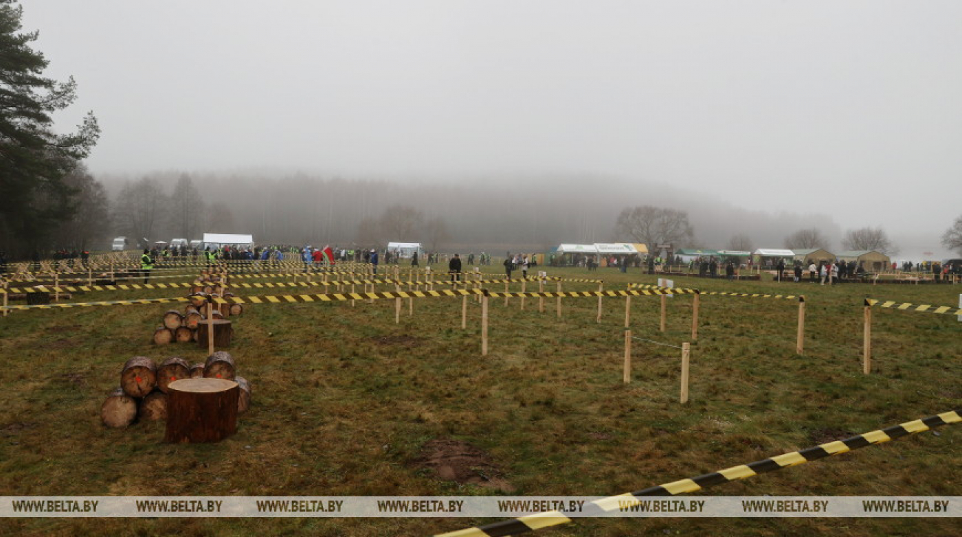 Президент приехал на чемпионат по колке дров среди журналистов