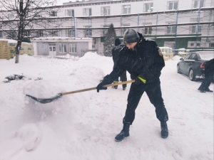 В уборке снега оказывают помощь и работники МЧС