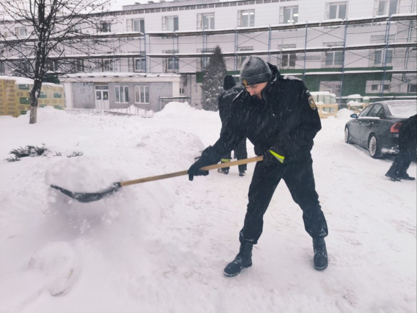 В уборке снега оказывают помощь и работники МЧС