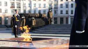Руководство Совбеза и Минобороны в День защитников Отечества возложили цветы к монументу Победы
