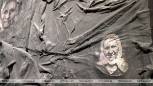 "Увиденное потрясает". Лукашенко оставил запись после посещения музея в Хатыни