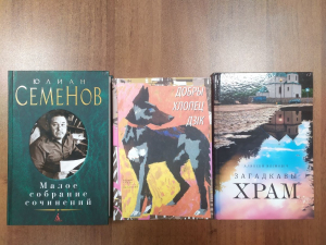 На бібліятэчных паліцах