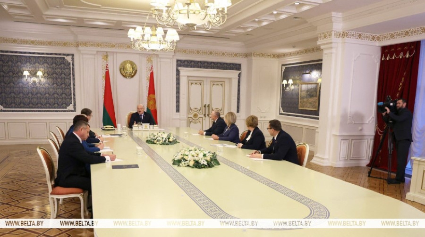 Лукашенко поручил не останавливать досрочно сбор подписей в его поддержку, несмотря на уже имеющиеся 1,5 млн
