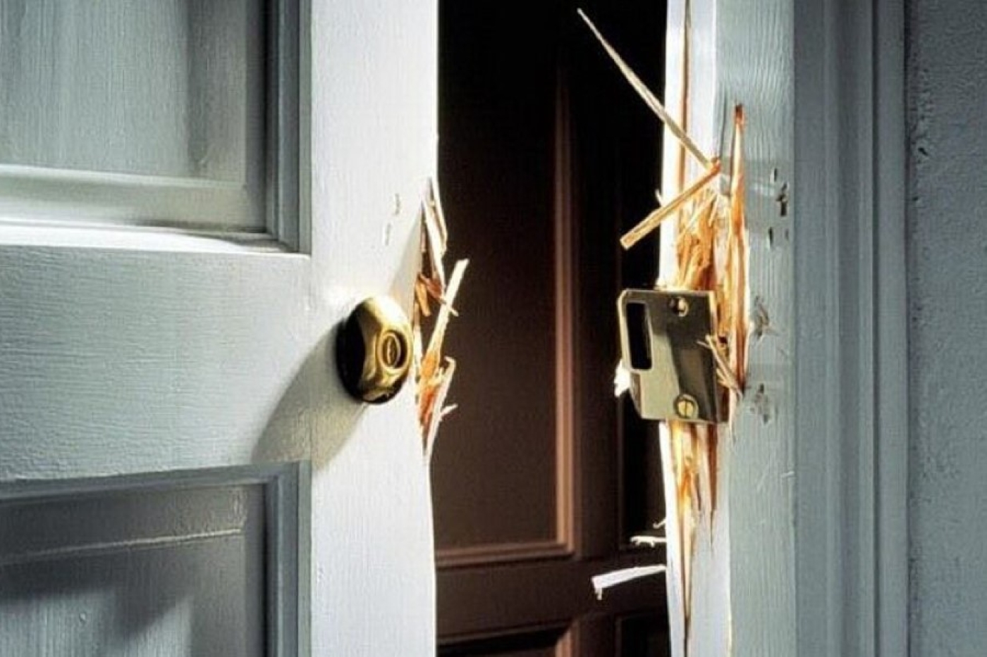 На даче побывали незваные гости: в милиции напомнили пошаговый алгоритм, как сохранить следы кражи