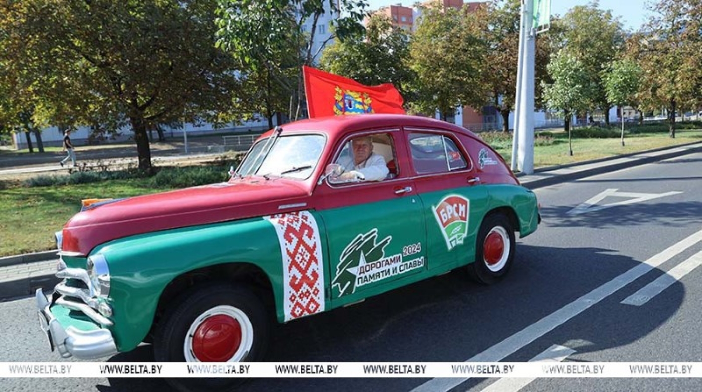 Участницей автопробега "За единую Беларусь" стала машина 1949 года
