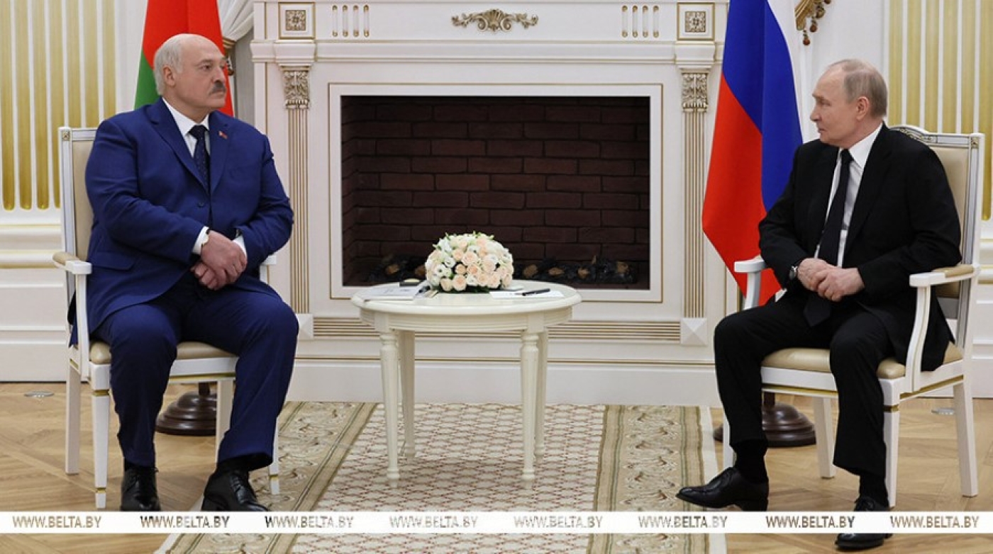 "Никто не запрещает". Лукашенко на встрече с Путиным высказался о георгиевских ленточках в Беларуси