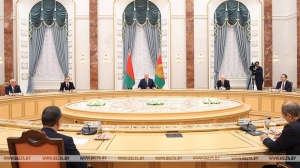 Президент Беларуси Александр Лукашенко предложил сагитировать Таджикистан вступить в Евразийский экономический союз. Соответствующую ремарку глава государства сделал, встречаясь с главами правительств стран СНГ и ЕАЭС, которые приехали на международн