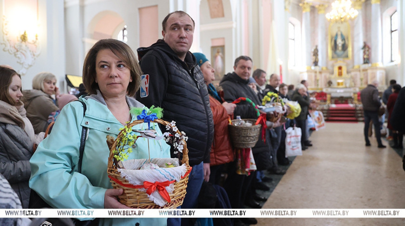 ФОТОФАКТ: Католики освящают пасхальную пищу