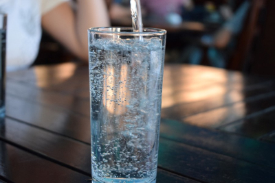 Врач объяснил, почему в жару не стоит отдавать предпочтение напиткам с пузырьками