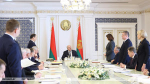 Лукашенко отверг предложения об &quot;огульном подходе&quot; по присоединению низкоэффективных сельхозпредприятий