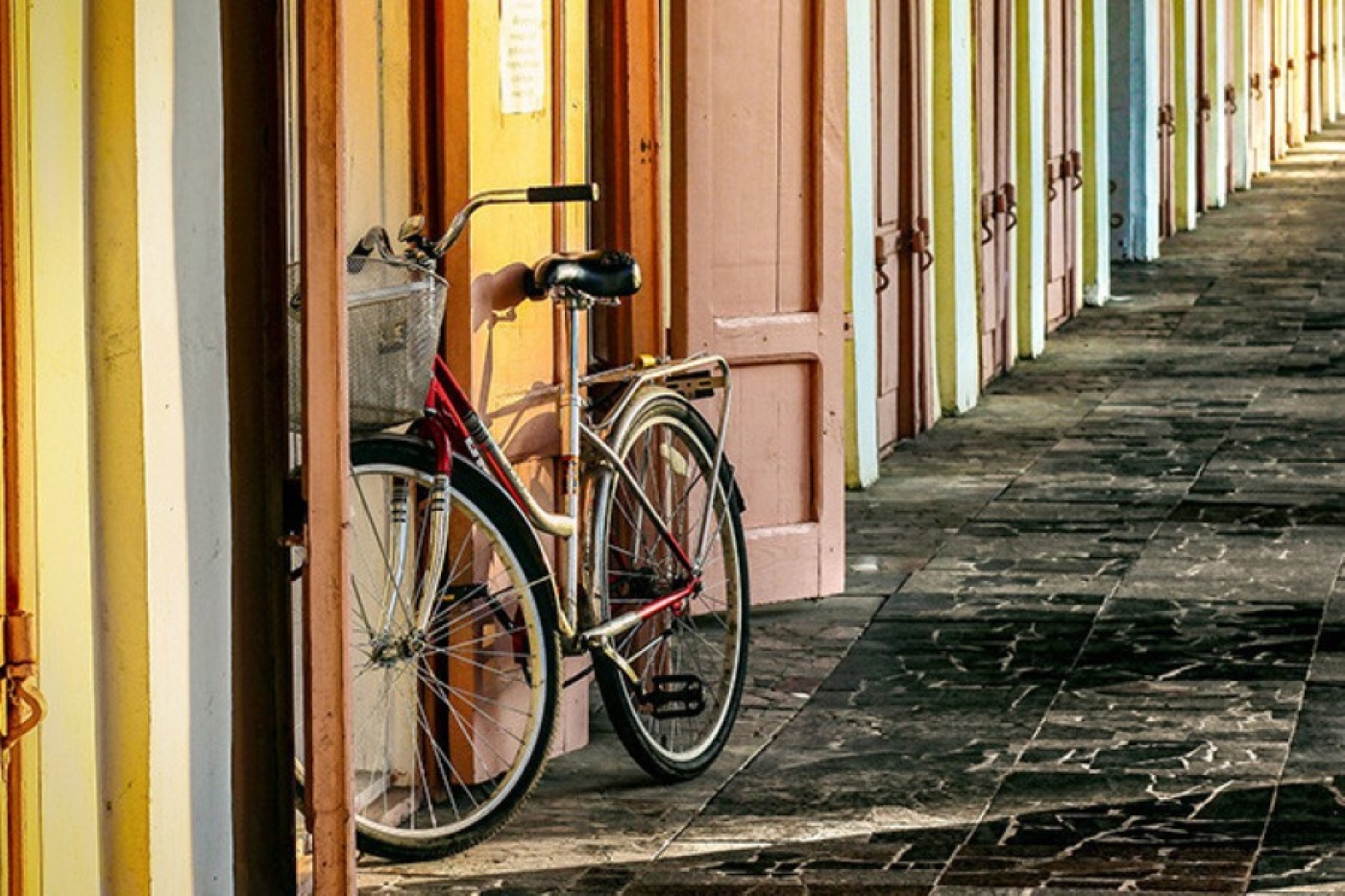 Видеокамеры и обычного троса недостаточно. Как не лишиться своего велосипеда, рассказали в милиции