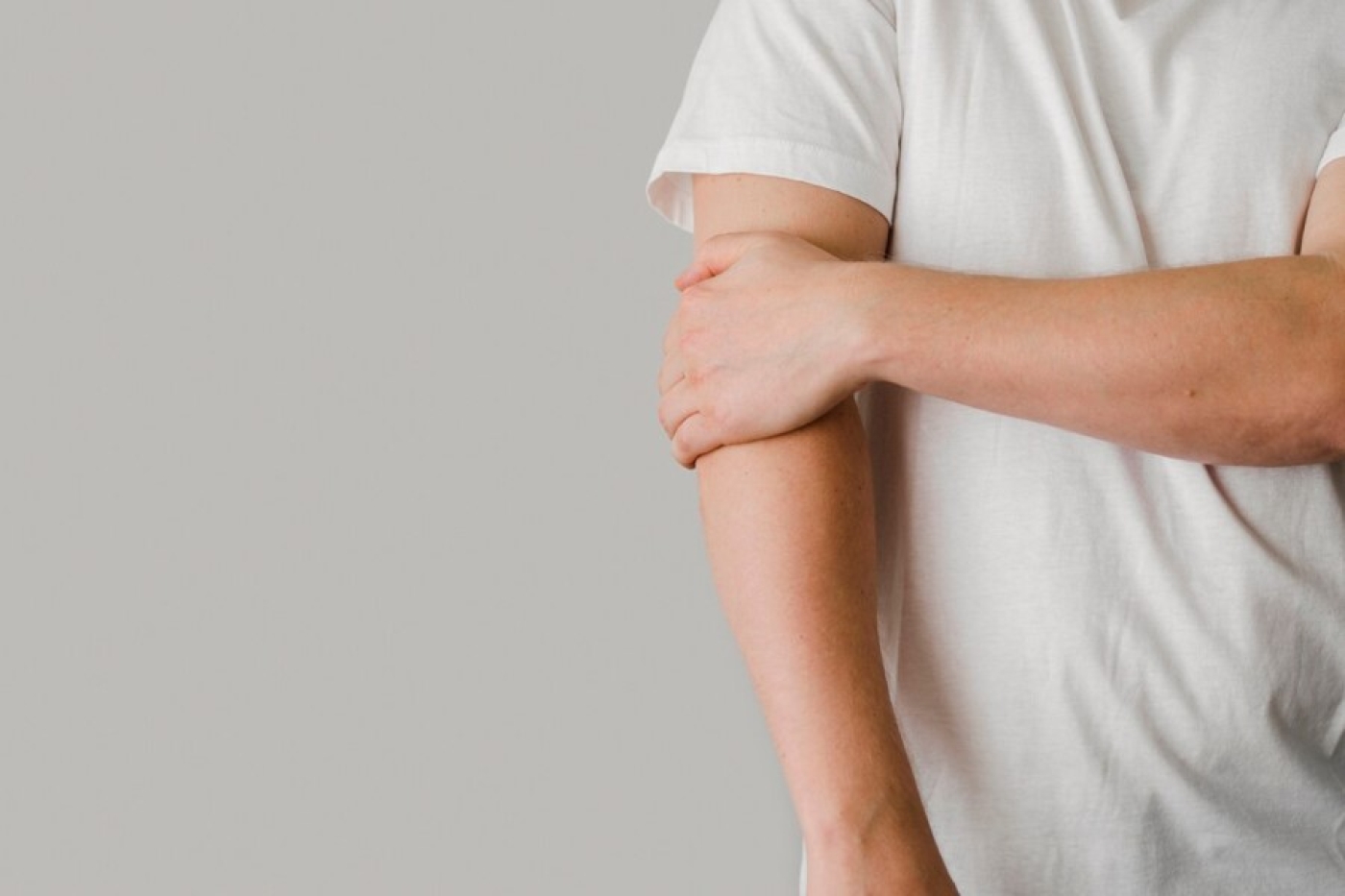 Почему темнеет кожа на локтях: врач назвала возможные причины