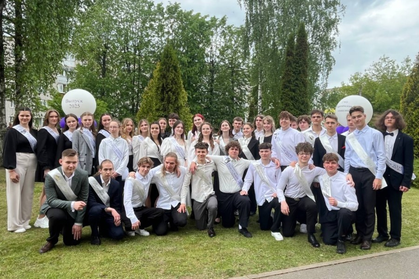 Торжество прощания: в школах Березинщины прозвенели последние звонки