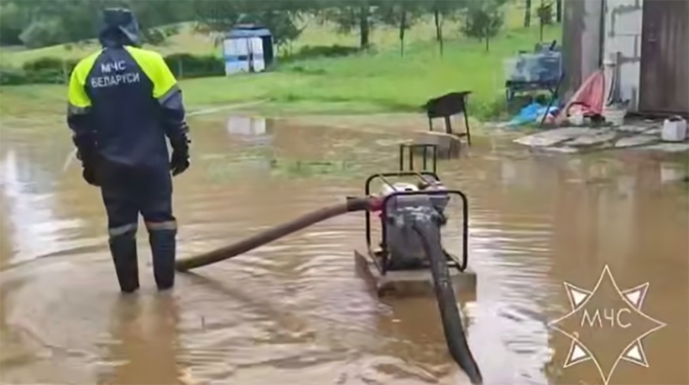Спасатели продолжают ликвидировать последствия непогоды в Гомельской и Минской областях