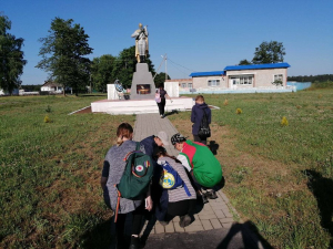Студенческий отряд "Зодчие" провел акцию по благоустройству воинских захоронений
