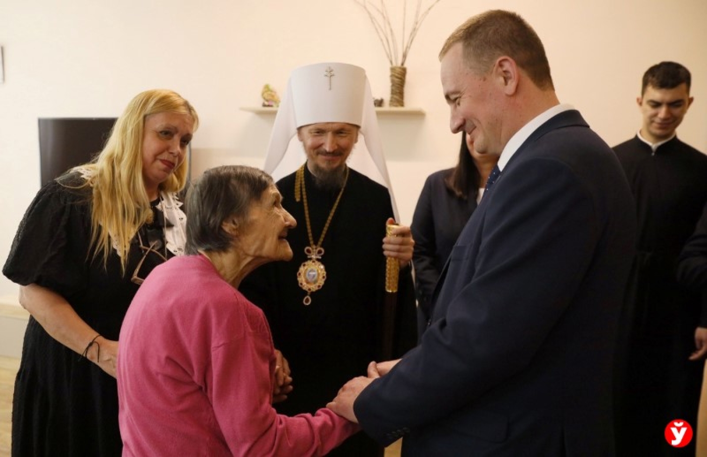 Эти люди учат оптимизму. Турчин и Митрополит Вениамин вручили подарки подопечным Смолевичского ТЦСОН