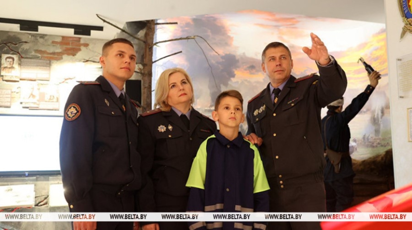 Александр Лукашенко: белорусский милиционер всегда с честью выполняет обязанности и в любую минуту готов прийти на помощь