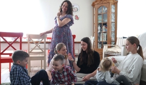 Какой размер единовременной матпомощи на школьников из многодетных семей, рассказали в Минтруда