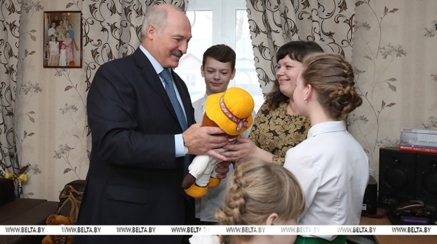 Лукашенко: разместим детей в уютных домах. Рассказываем, как сиротам в Беларуси помогают найти семью