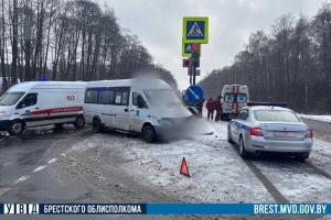 Машина скорой помощи с включенной сиреной столкнулась с маршруткой в Брестском районе