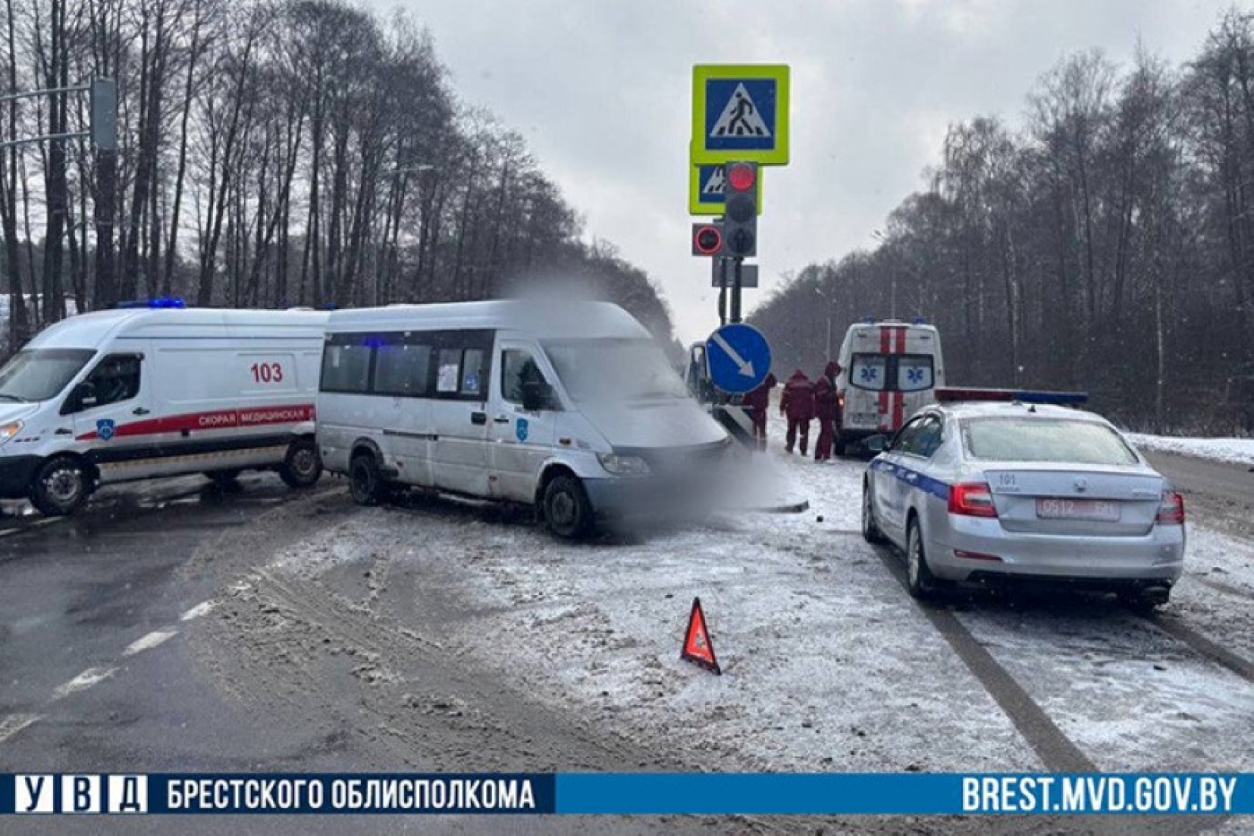 Машина скорой помощи с включенной сиреной столкнулась с маршруткой в Брестском районе