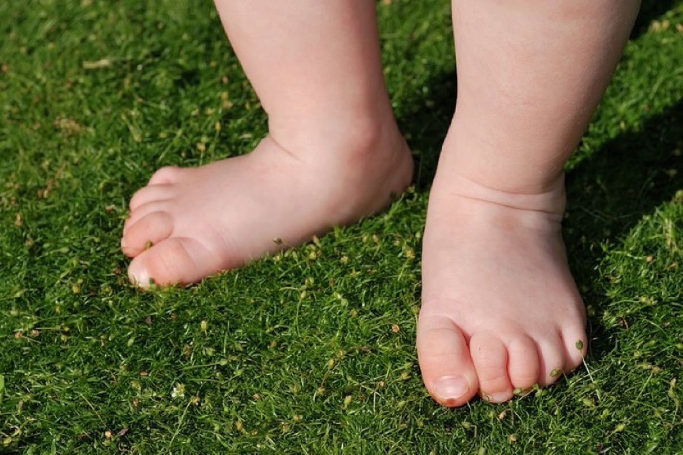 Полезно для ребенка: педиатр рассказала, как хождение босиком способствует закаливанию детского организма