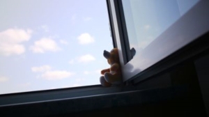 Трехлетняя девочка выпала из окна на пятом этаже в Кобрине