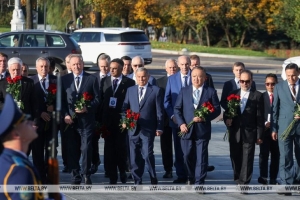 Участники Контртеррористического форума возложили венки и цветы к монументу Победы в Минске