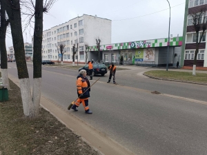 Работники ЖКХ наводят порядок на улицах города