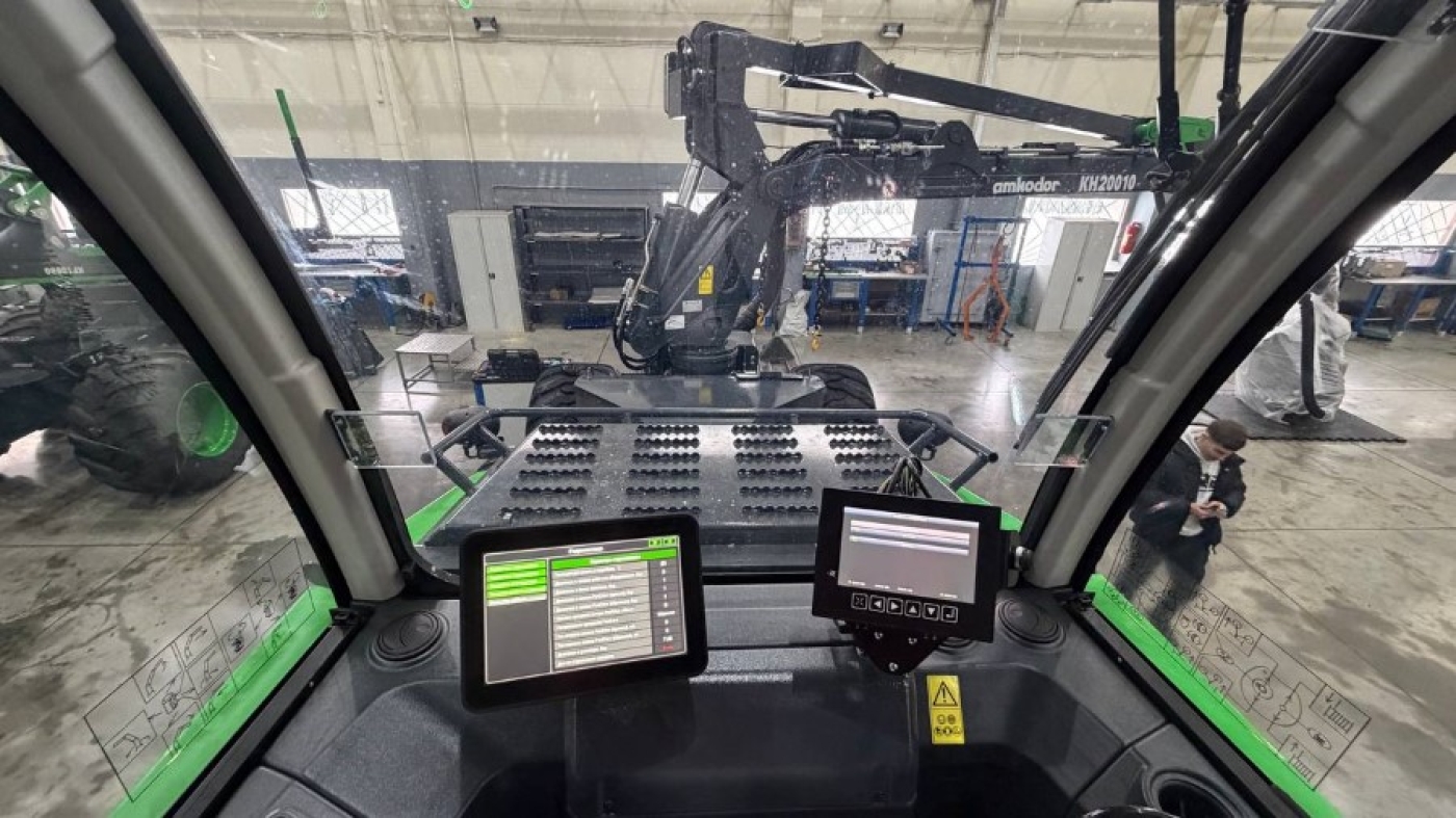 Где блогер может заглянуть в кабину отечественного харвестера?