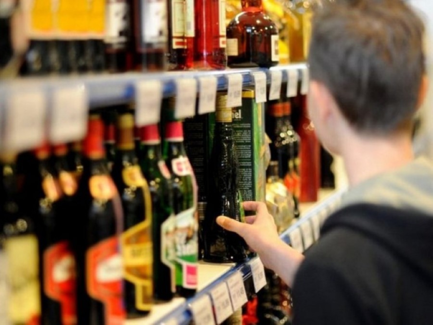 О последствиях продажи алкогольных, слабоалкогольных напитков или пива несовершеннолетним рассказали в прокуратуре