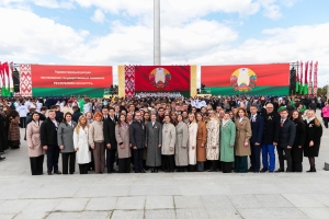 Под флагом единства: Молодёжный совет участвовал в торжественном ритуале чествования государственных символов Беларуси