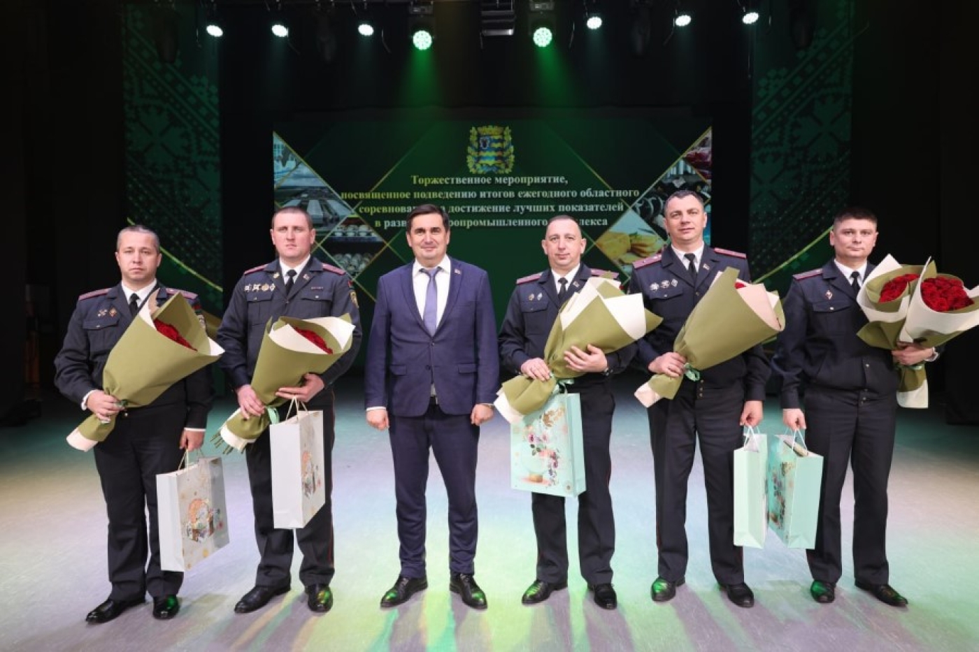 Награды за труд на полях: сотрудники ОВД Минщины отмечены за помощь в уборочной