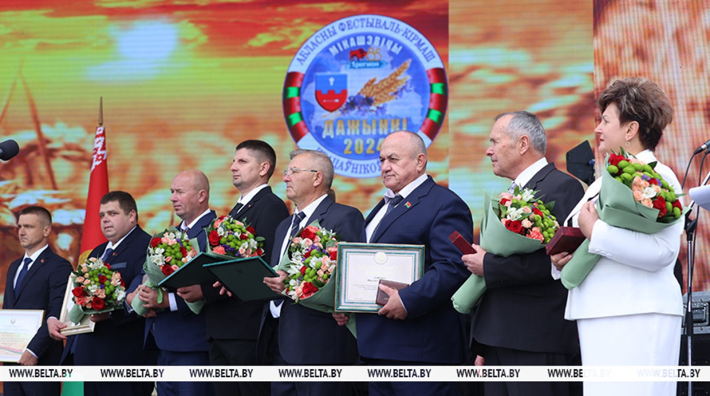 Лукашенко на "Дажынках" в Микашевичах вручил награды наиболее отличившимся работникам АПК