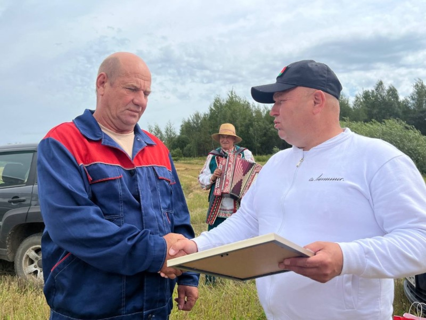 Продолжается награждение лучших на жатве прямо в поле...