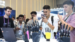 В Китае разработали микроробота в форме руки для точной доставки частиц и клеток