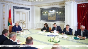 Неудобный график работы, скудный ассортимент, просрочка. Лукашенко потребовал решить типичные проблемы в торговле