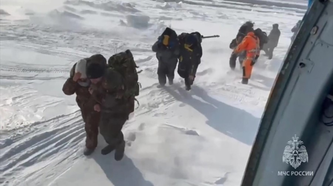 Со льдины в Охотском море спасли 139 рыбаков