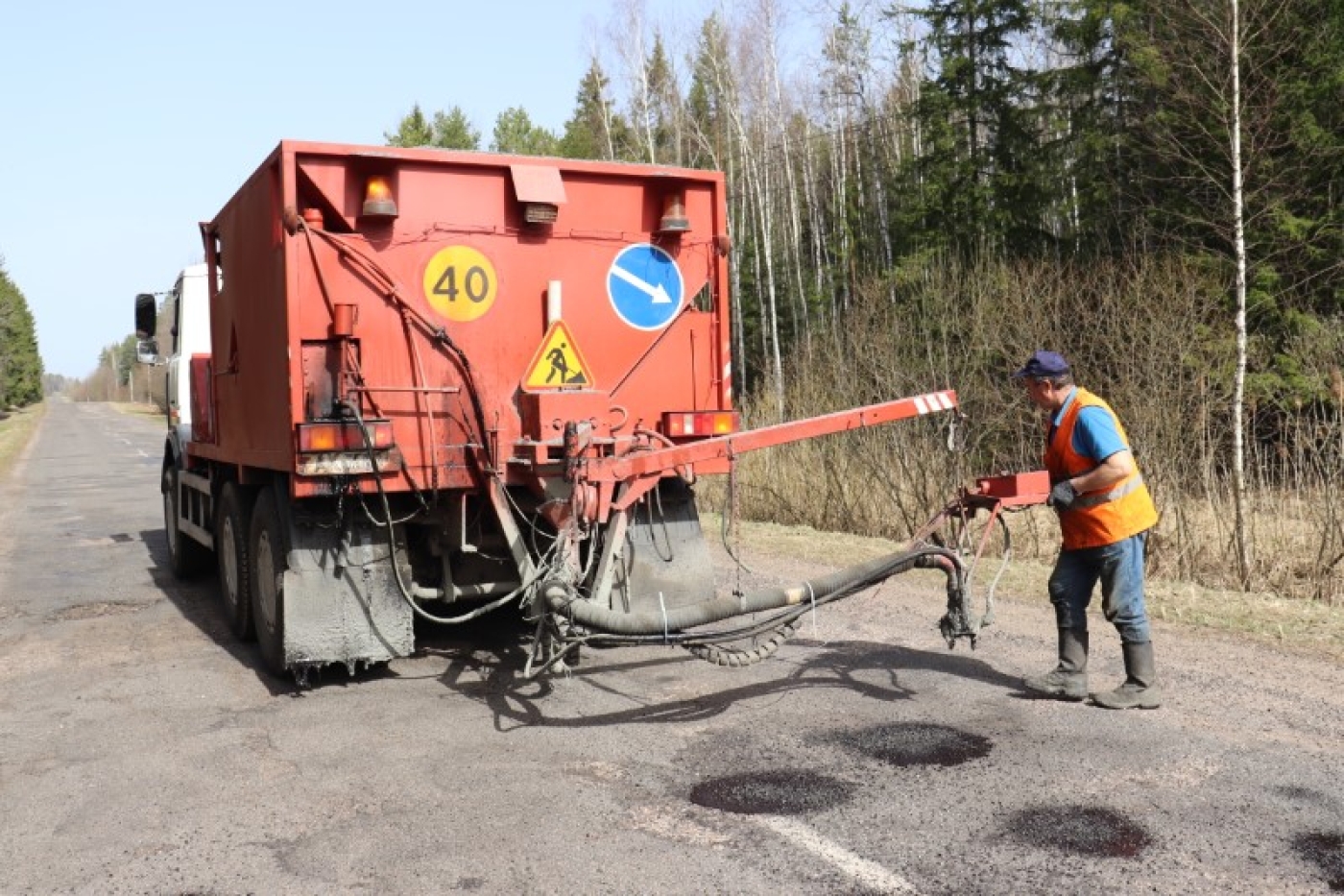 Ямочный ремонт дорог продолжается