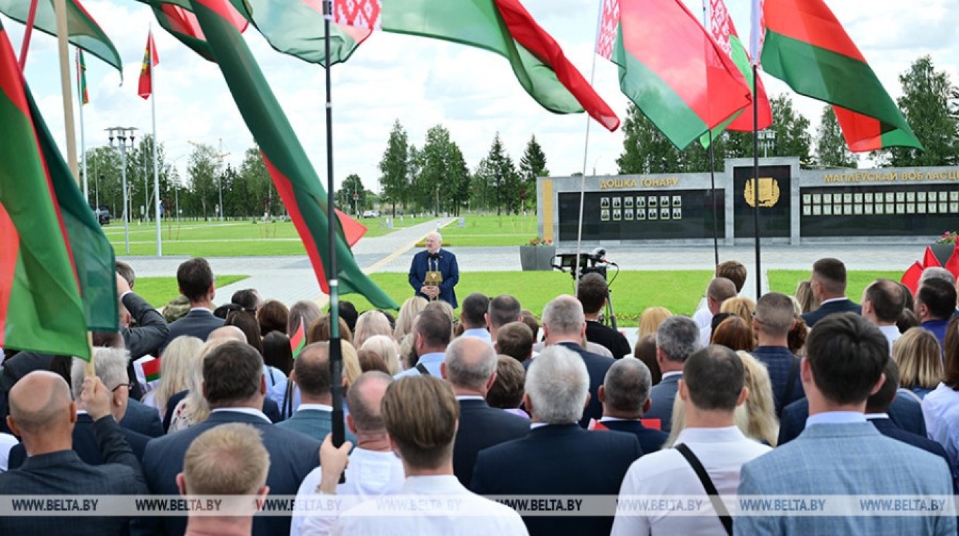 Лукашенко: лучше под мирным светлым небом бороться за историческую правду