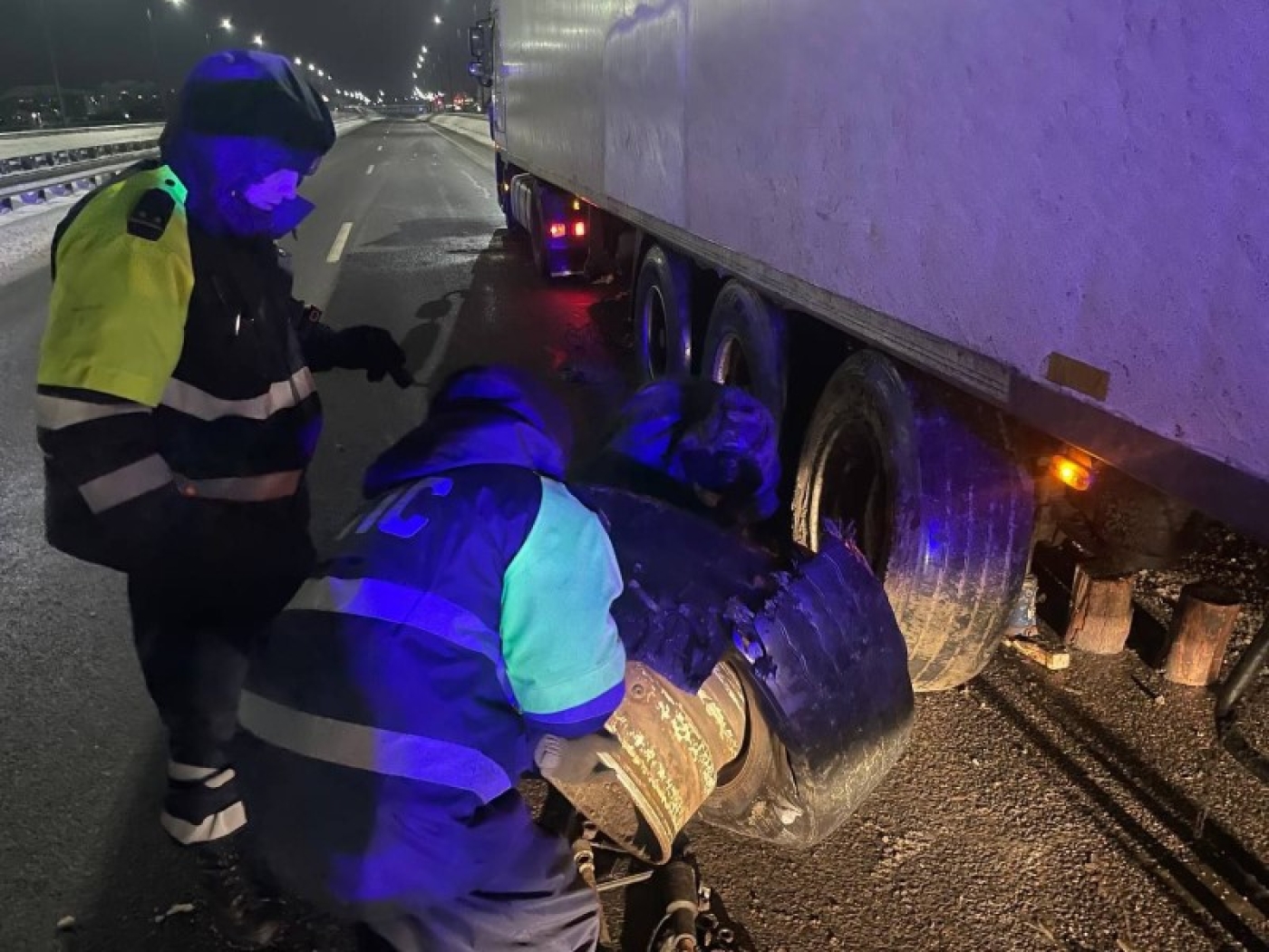 Сотрудники ГАИ оказывают помощь водителям, которые в условиях непогоды оказались в сложной дорожной ситуации