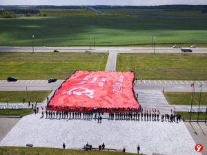 Знамя Победы развернули участники экспедиции «Непокоренные» на Кургане Славы