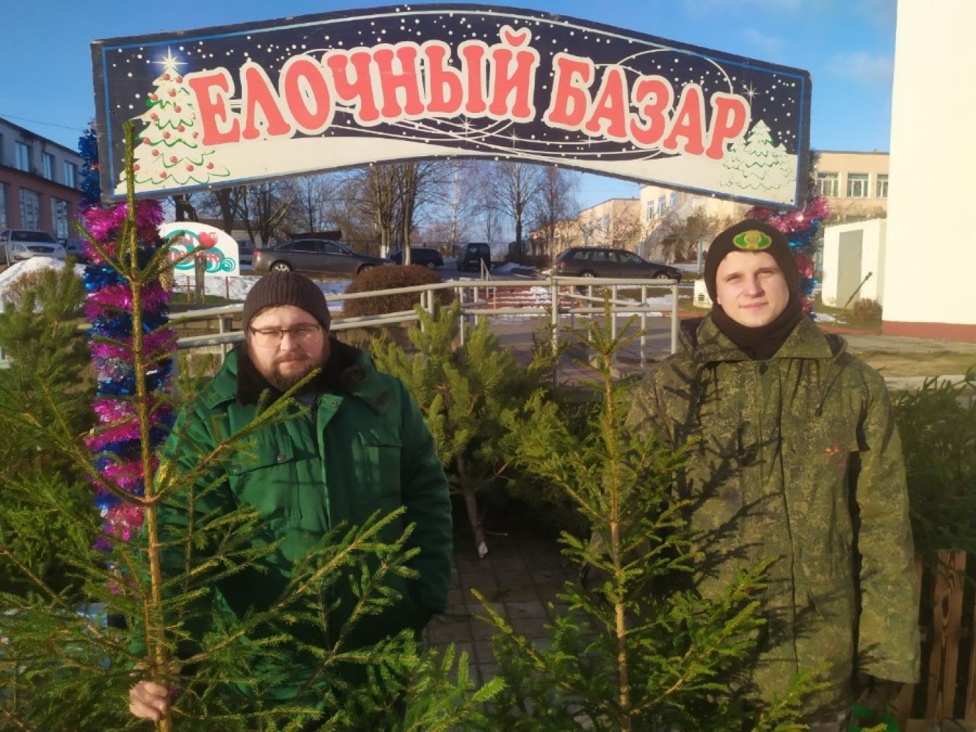 На городской площади продают ёлочки от Бродецкого лесничества