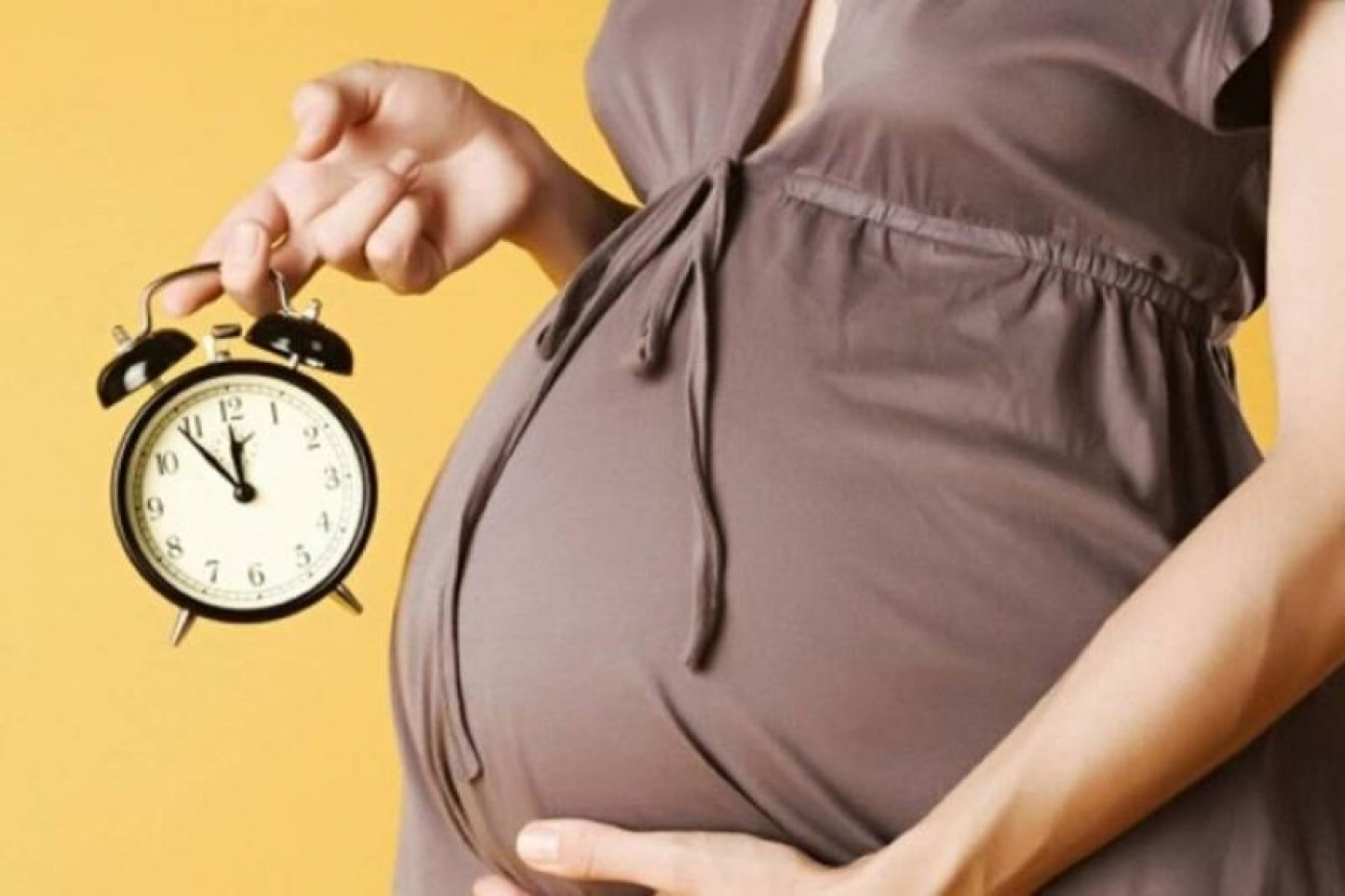 Минтруда разъяснило, включается ли в общий стаж период ухода за ребенком до трех лет