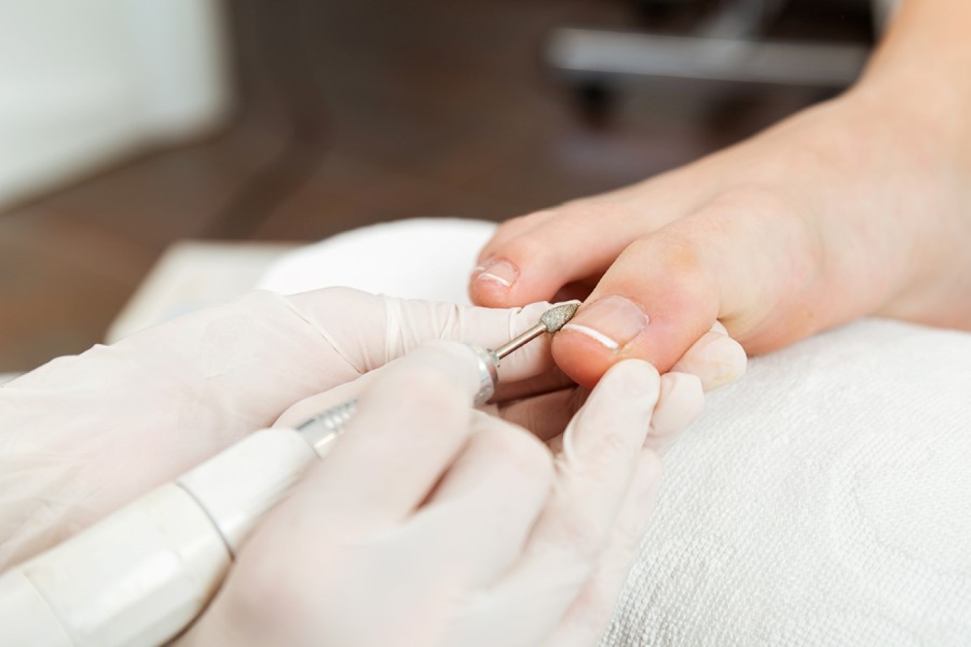 Почему ноготь врастает и как этого избежать? Отвечает врач